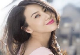 高圓圓穿白裙現(xiàn)身活動(dòng)現(xiàn)場(chǎng)，網(wǎng)友評(píng)論：女神身邊的“他們”更顯風(fēng)范